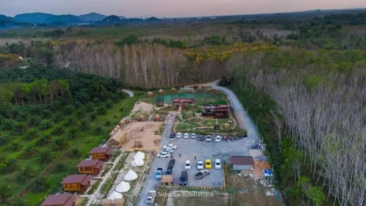 ไร่นาบัวหลวง คาเฟ่ & ฟาร์มสเตย์ Raina Bualuang Cafe & Farm Stay Ban Na No Ngoại thất bức ảnh